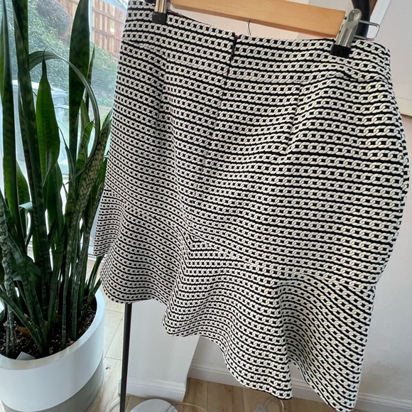 Fit and flair short skirt by Banana Republic zipper closure lined. - Picture 2 of 3